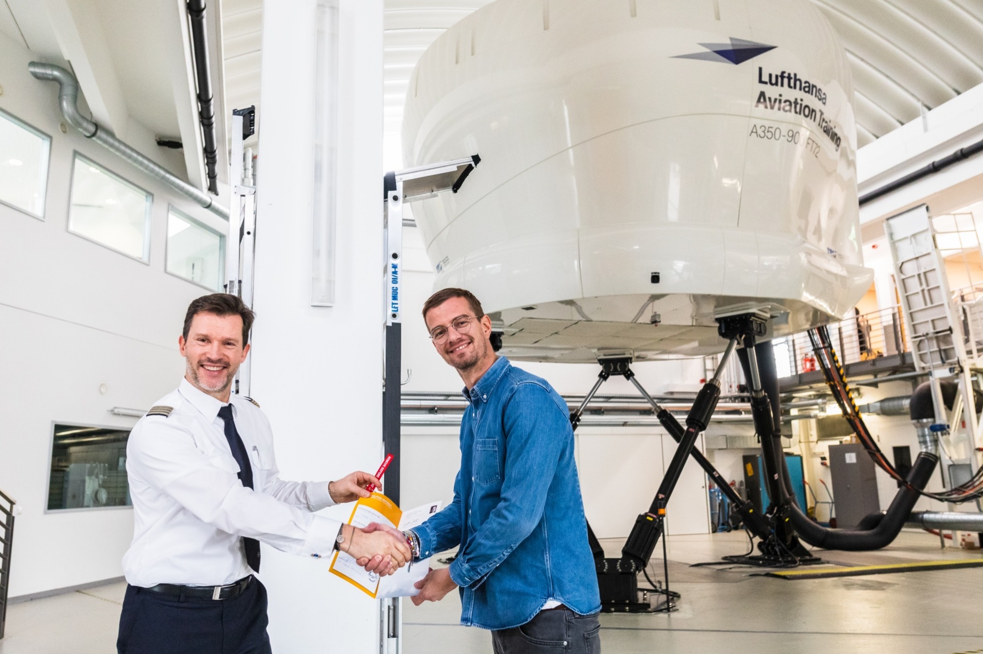 ANSCHNALLEN, BITTE… Joko Winterscheidt zu Besuch im Full Flight Cockpit-Simulator