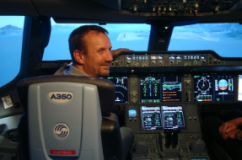 So a Freid: München hat den Airbus A350. Der erste A350 Simulator ist "Ready for Training".